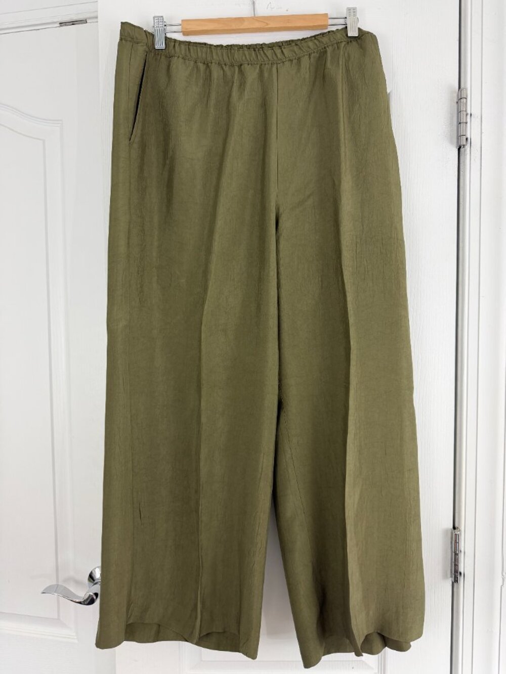 Stratus pant in textured satin Frosty Olive Size XL 3074